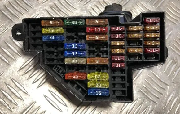 Volkswagen PASSAT B6 Fuse box set 06102267 7010101