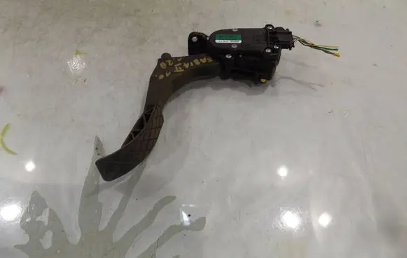 Accelerator throttle pedal