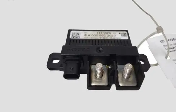 Mercedes-Benz E W212 Charging relay A0009822023