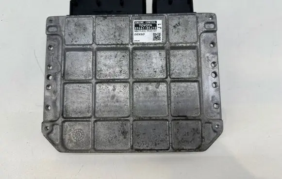 Toyota Avensis T270 Engine control unit/module 8966105J10