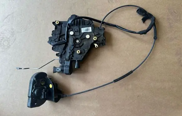 Volkswagen Transporter - Caravelle T5 Sliding door lock 7E0843654AH