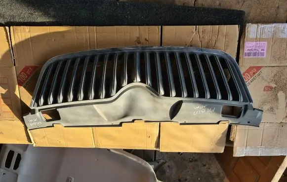Skoda Fabia Mk2 (5J) Front bumper upper radiator grill 5J0853668A