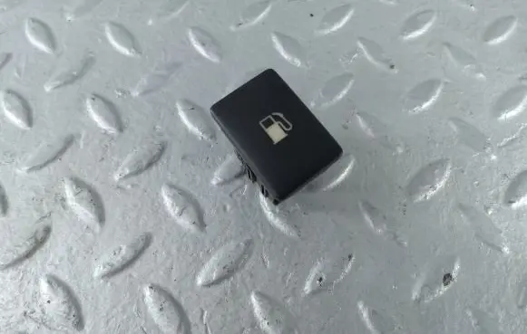 Toyota Avensis T270 Fuel tank opening switch 