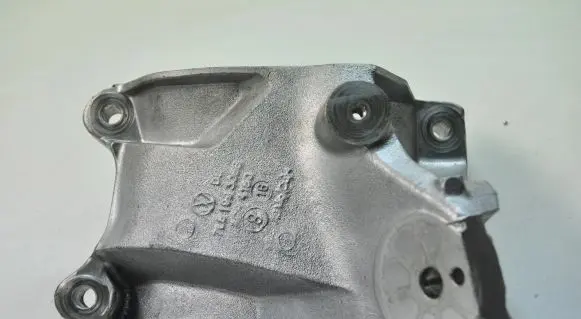 Volkswagen Touareg II Engine mounting bracket