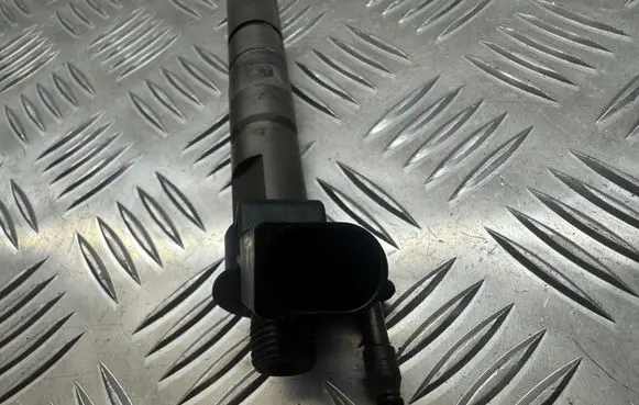 BMW 3 E92 E93 Fuel injector 7797877
