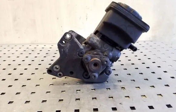 BMW X3 E83 Power steering pump 3413807 7692974541