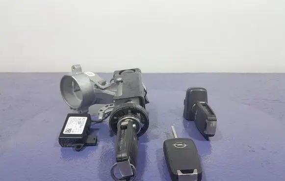 Opel Insignia A Ignition lock 13383062