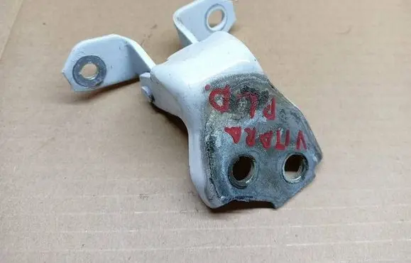 Suzuki Vitara (LY) Front door lower hinge 7ZZDA