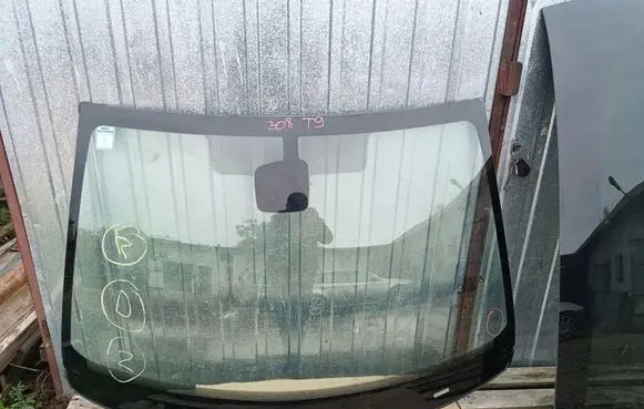 Peugeot 308 Front windscreen/windshield window 