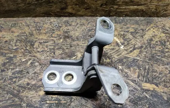 Infiniti Q50 Front door lower hinge A048520