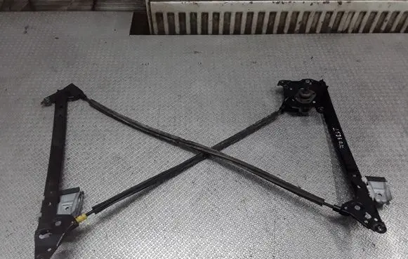 Rear door manual window regulator