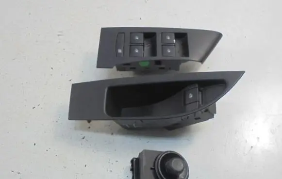 Opel Astra J Electric window control switch 13305011
