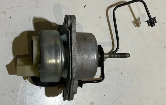 Ford Mustang VI Engine mount bracket