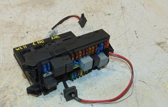 Mercedes-Benz E W211 Fuse module A2115454201 A2114406206