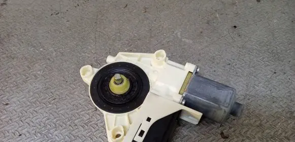 Renault Laguna III Rear door window regulator motor 827300001R 0130822331