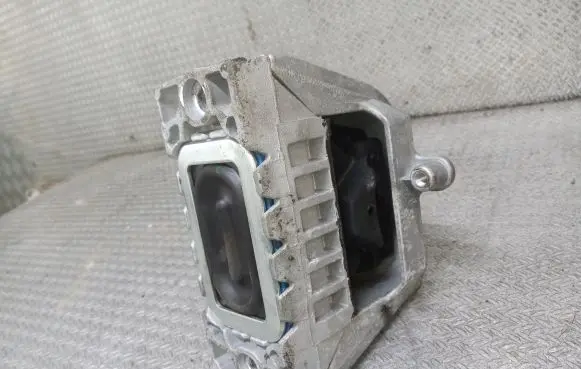 Skoda Octavia Mk2 (1Z) Engine mount bracket