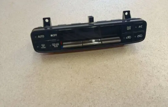 Toyota Auris E180 Climate control unit 5590002C60 3860S64A