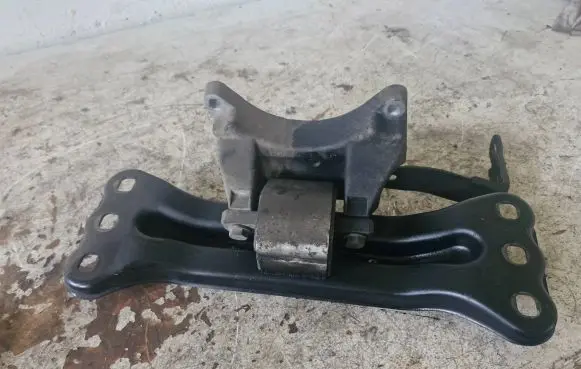 Mercedes-Benz C W204 Engine mounting bracket A1402421340