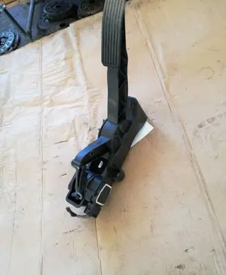 Mercedes-Benz A W169 Accelerator throttle pedal A1693000304