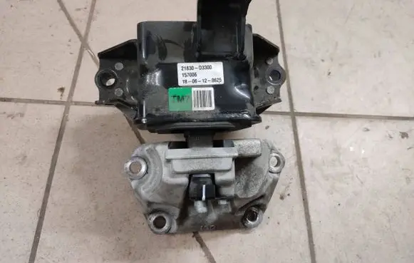 Engine mount bracket