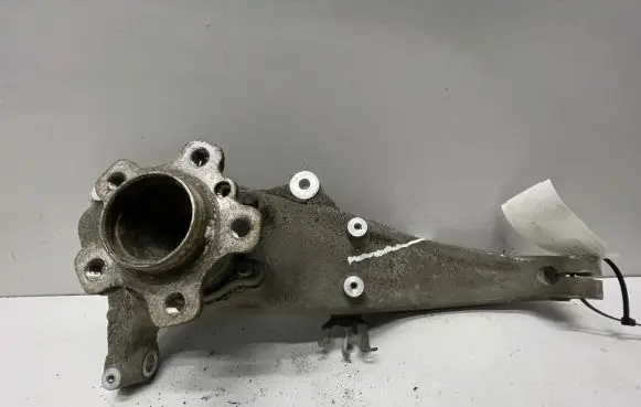 BMW 5 G30 G31 Front wheel hub 6884382