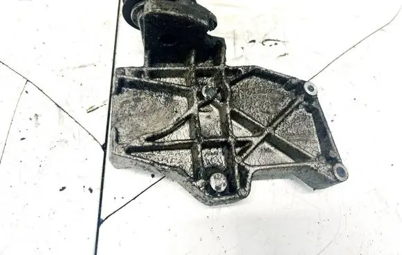 Volkswagen PASSAT B5 Engine mounting bracket 058260885