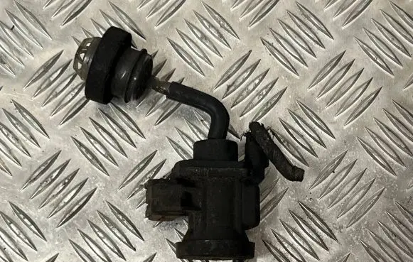 Mercedes-Benz C W203 Turbo solenoid valve A0000780956