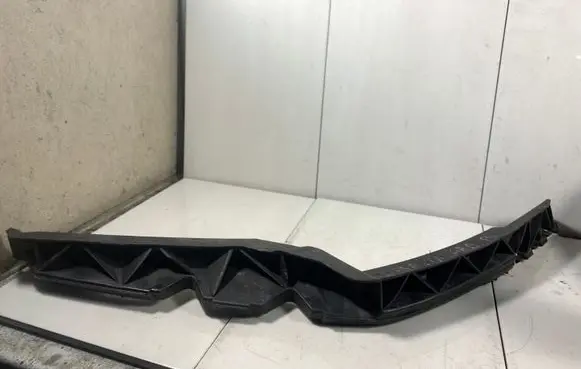 Skoda Octavia Mk2 (1Z) Front bumper mounting bracket 1Z0807184