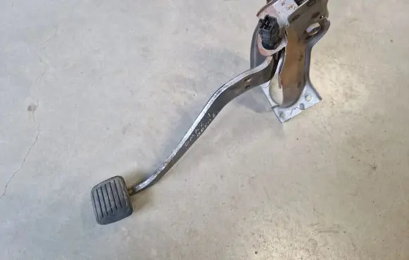 Isuzu D-Max Brake pedal