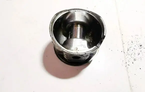 Volkswagen PASSAT B5 Piston 