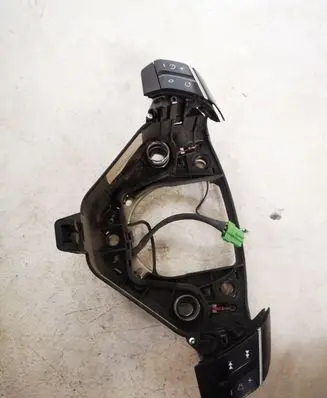 Volvo XC90 Steering wheel buttons/switches 