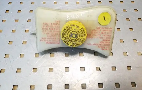 Audi A4 S4 B7 8E 8H Brake fluid reservoir 8E0611301E