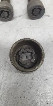 Volkswagen Eos Anti-theft wheel nuts and lock 