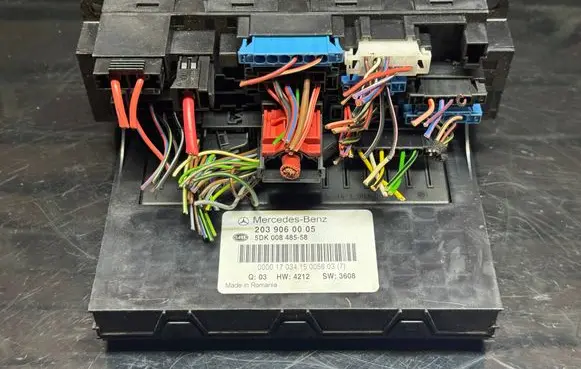 Mercedes-Benz C W203 SAM control unit 2039060005 5DK00848558