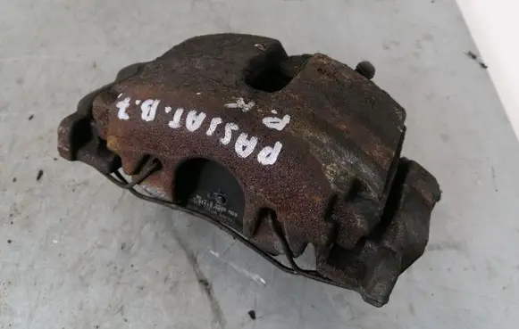 Volkswagen PASSAT B7 Front brake caliper