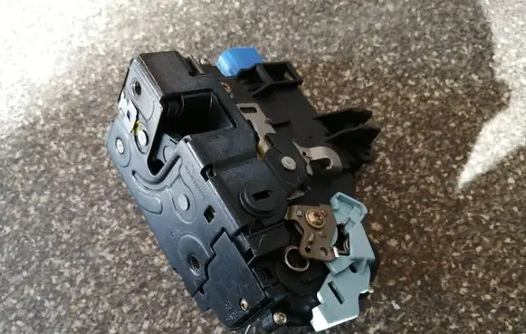 Volkswagen Golf V Rear door lock 7L0839016