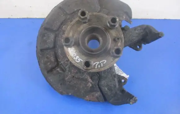 Volkswagen Polo IV 9N3 Front wheel hub spindle knuckle
