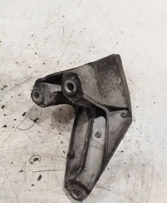 Engine mounting bracket