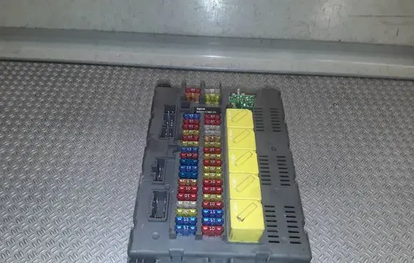 Land Rover Freelander Fuse module YWC000492 53070133D