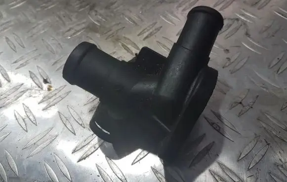 Volkswagen PASSAT B4 Engine coolant pipe/hose 037121145f