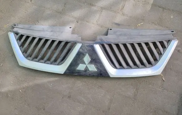 Mitsubishi Outlander Front bumper upper radiator grill 7450A037ZZ