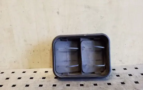 Nissan Qashqai Quarter panel pressure vent 8200003575 91166963