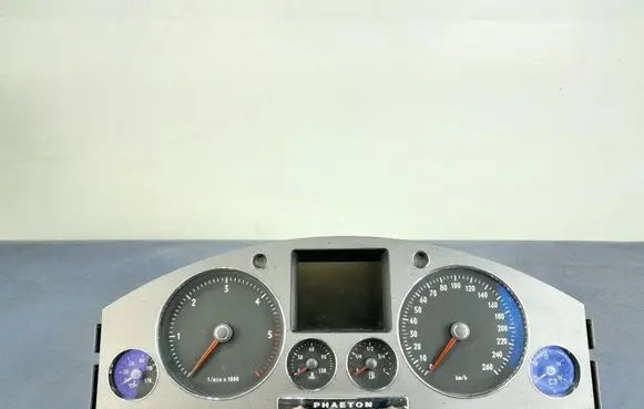 Volkswagen Phaeton Speedometer (instrument cluster) 3S0920882N