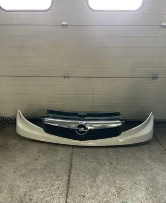 Opel Vivaro Front bumper upper radiator grill