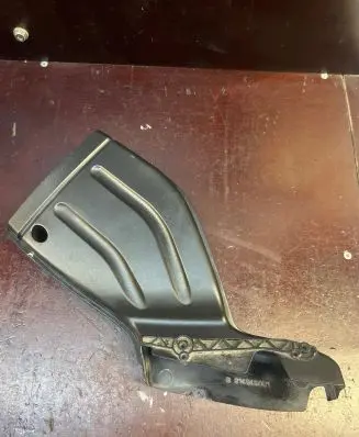 Audi A4 S4 B7 8E 8H Air intake duct part 8E0129618K