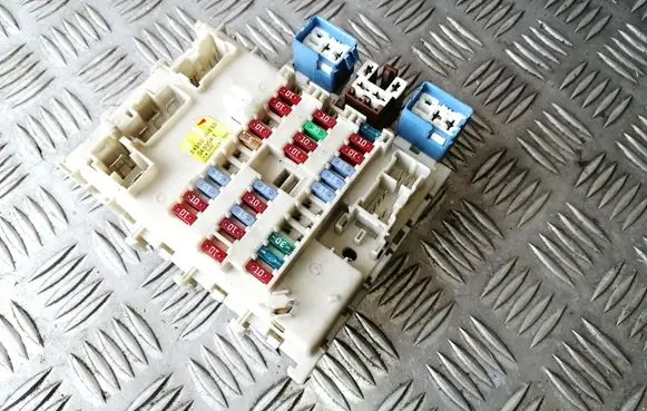 Nissan Almera Tino Fuse module 24350BU210 0430041