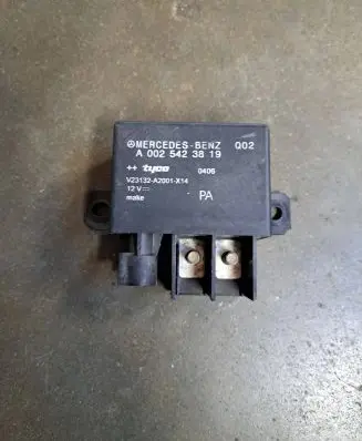 Mercedes-Benz E W211 Charging relay A0025423819 V23132A2001X14