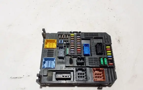 Opel Combo E Fuse module 9830707680