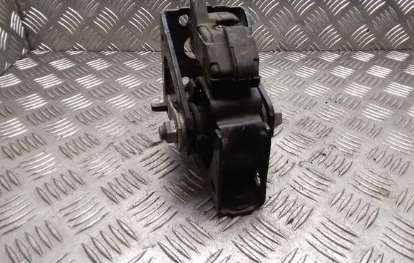 Toyota Prius (XW30) Engine mount bracket