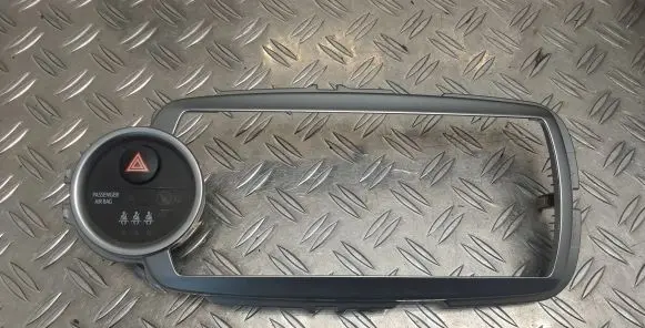 Radio/GPS head unit trim